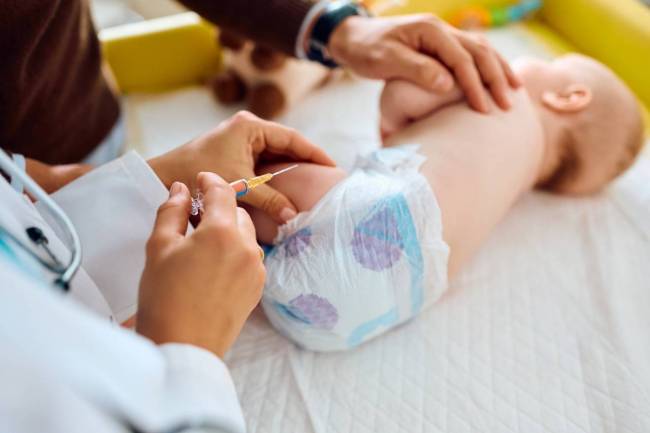 Las vacunas contra el virus respiratorio sincitial protegen a lactantes y adultos mayores