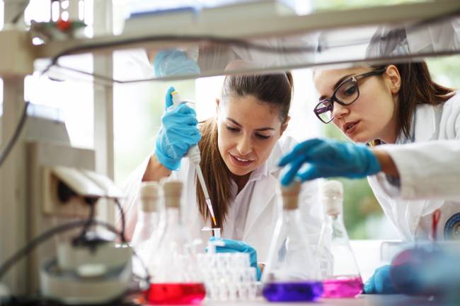 investigadoras en un laboratorio