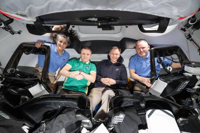 Astronautas en su viaje de regreso a la Tierra