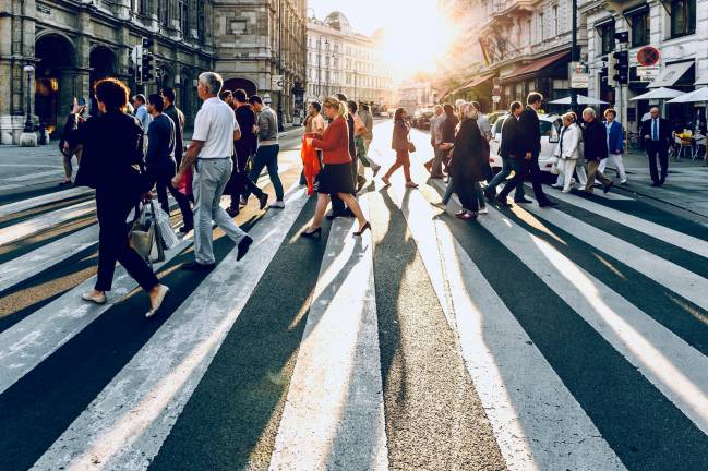 Los españoles tendrán más vínculos sociales para 2050, pero la tecnología podría acentuar la soledad