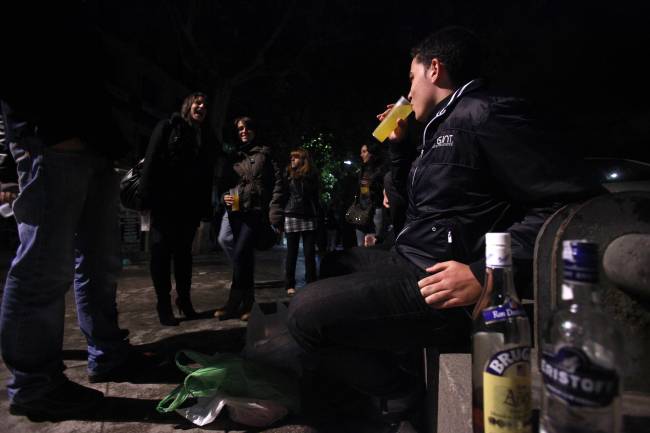 Los jóvenes que hacen botellón cada vez se inician antes y con mayores cantidades de alcohol