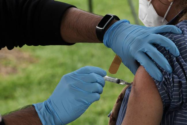 Un hombre recibe una vacuna contra la covid-19 