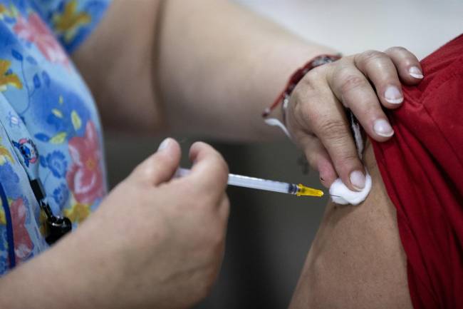 Los pacientes de muy alto riesgo recibirán una cuarta dosis contra la covid