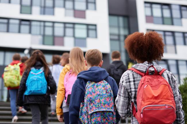 niños en colegio