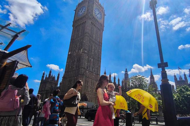Varias personas pasean por Londres en una jornada muy calurosa, en una imagen de archivo
