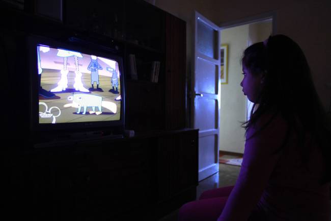 Más de dos horas diarias de televisión aumentan un 30% el riesgo de hipertensión en niños
