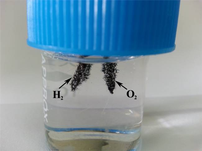 Material de carbono facilita la separación de los átomos del agua 