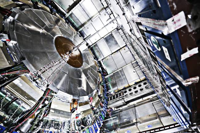 Nueva búsqueda de materia oscura en el LHC 