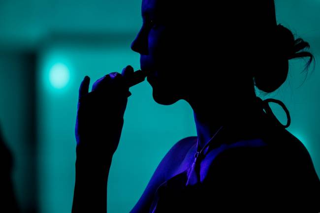 mujer vapeando