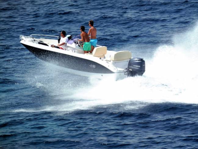 Lancha motora en el mar