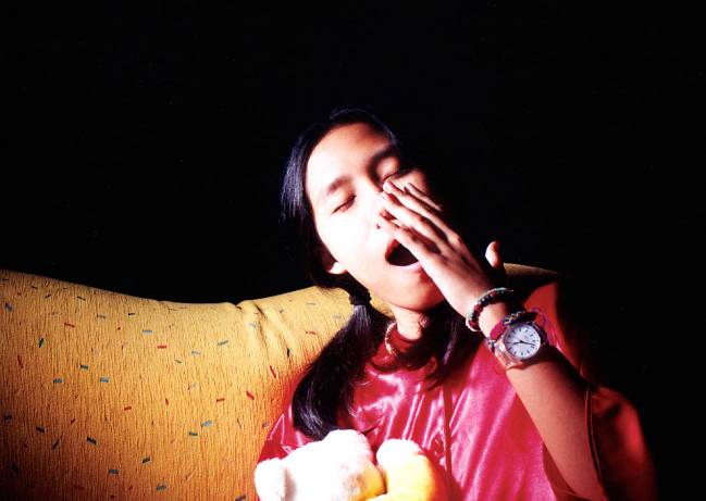 mujer bostezando