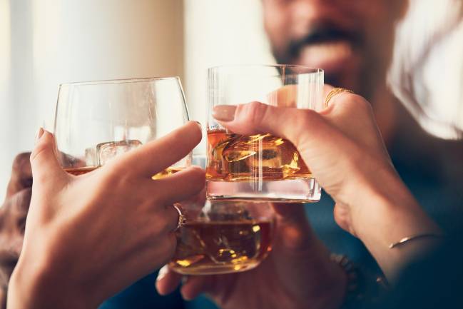 personas bebiendo alcohol