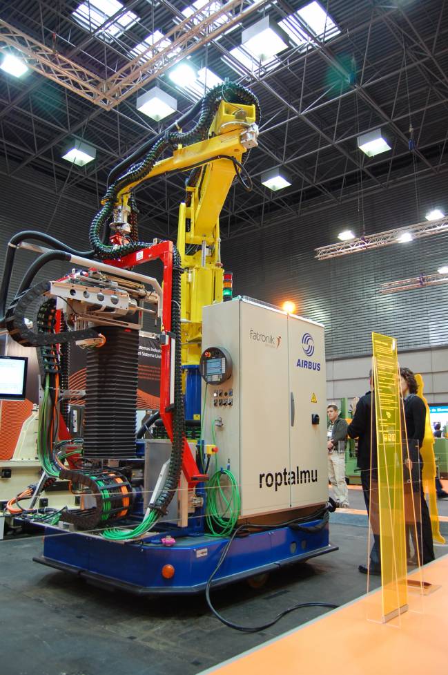 Presentan un robot que taladra con gran precisión y otro que interactúa con personas