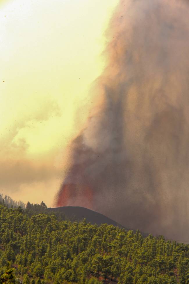 Prevén explosiones y emisión de gases nocivos cuando la lava llegue al mar