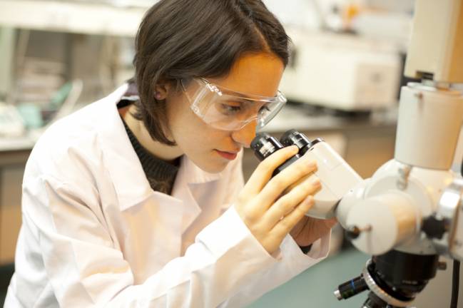 Publicar en una revista es un 40% más probable para las mujeres