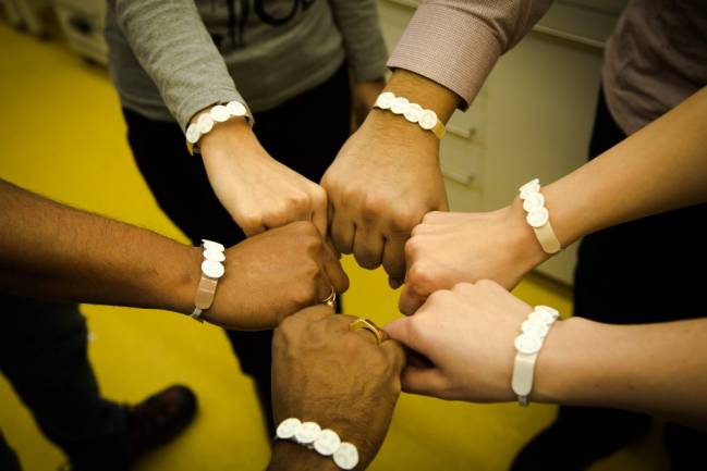 Pulseras personalizadas vigilan la radiación ultravioleta que llega a tu piel