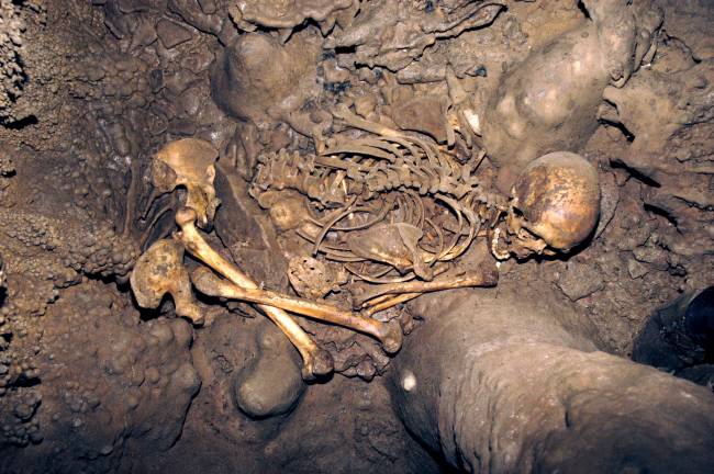 Restos de uno de los cazadores recolectores en el yacimiento leonés de La Braña-Arintero, en Valdelugueros