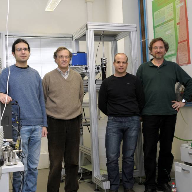Investigadores de la UB junto al dispositivo utilizado en el estudio.