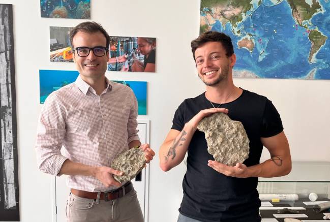 Alfredo Martínez-García (izquierda) y Jonathan Jung (derecha) con muestras de coral paleozoico