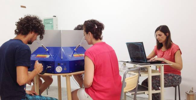 Los panelistas van ‘catando’ el olor hasta determinar su concentración / Fundación Descubre
