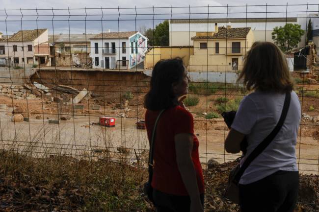 Dos residentes observan el barranco del Poyo en la localidad de Picanya / EFE Kai Forsterling