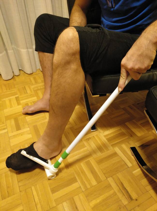 Un dispositivo permite a personas mayores colocarse los calcetines sin inclinarse