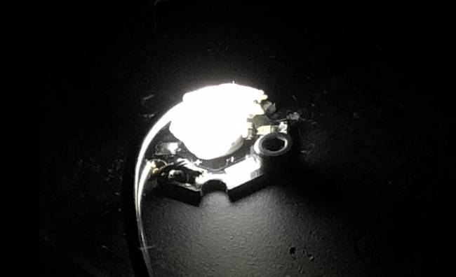 Un LED de ‘arena’ produce luz blanca como la del sol