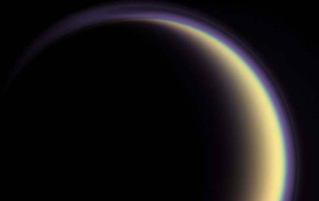 Un misterioso gas aparece durante el día en la atmósfera de Titán