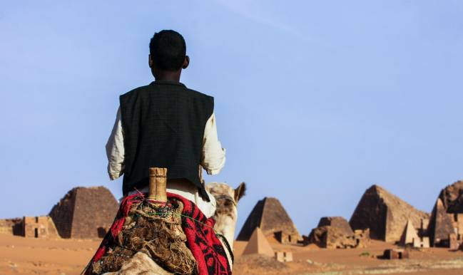 Un hombre ante las pirámides de Meroe en el Sudan