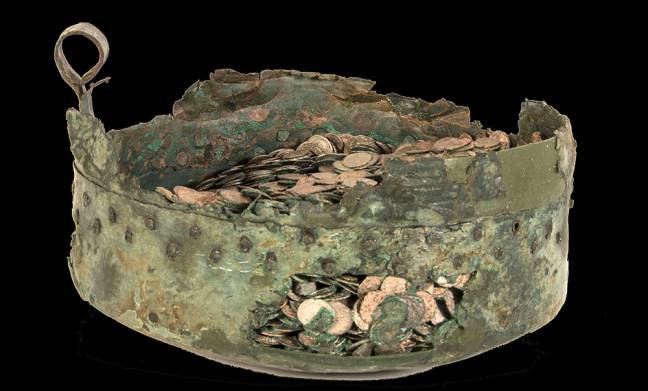 Una olla repleta de monedas romanas en el Museo Arqueológico Nacional