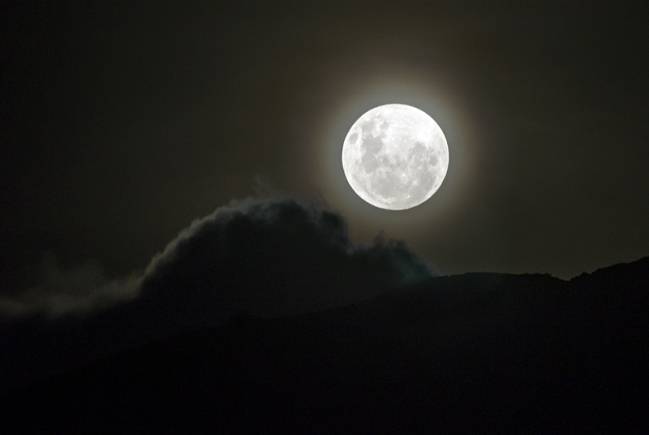 Una superluna desluce este año a las Perseidas