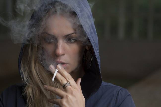 mujer fumar