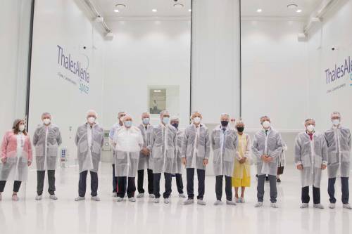 Nueva sala blanca para integrar satélites en España