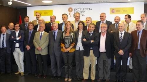 Ministra de Ciencia e Innovacion junto a los directores de los centros candidatos