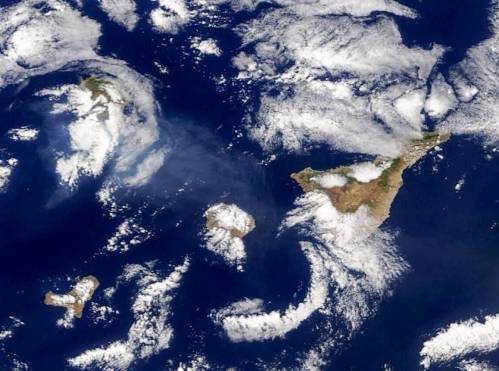 Imagen tomada este lunes por el satélite Terra Modis de la NASA en la que se observa la columna de humo de la erupción volcánica de la isla de La Palma. / EFE / Nasa
