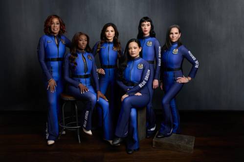 De izquierda a derecha, la presentadora Gayle King, la ingeniera Aisha Bowe, la reportera Lauren Sánchez, la activista Amanda Nguyen, la cantante Katy Perry y la productora Kerianne Flynn, tripulantes de la misión NS-31 de Blue Origin. / EFE | @blueorigin