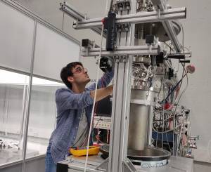 Diego Ramírez en el laboratorio de Friburgo, fijando unas conexiones en un prototipo de cámara de xenón. / Foto cortesía del entrevistado