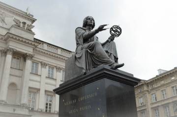 Estatua de Copérnico en Varsovia. / Antoine Pound