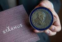 La Medalla Stephen Hawking con la imagen del científico grabada en el anverso. / Starmus Festival