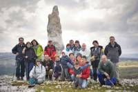 Grupo de excursionistas en el menhir de Gustal.