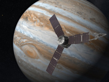 Juno dará vueltas en una órbita polar alrededor de Júpiter. NASA/JPL-Caltech