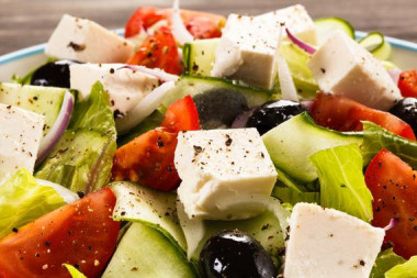 <p>Las características de la dieta mediterránea son un alto consumo de productos vegetales, pan y otros cereales y aceite de oliva. / Fotolia</p>