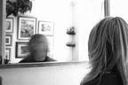 Mujer mirándose en el espejo