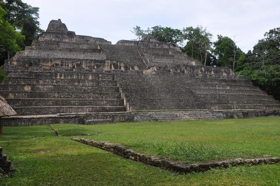 <p>Piramide Caana de origen maya, Caracol (Belize). Imagen: Douglas Kennett.</p>