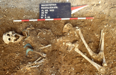 <p>Restos humanos descubiertos al sur de Augsburgo (Alemania) de hace entre 2.500 y 1.650 a.C./ Stadtarchäologie Augsburg</p>