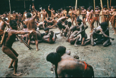 <p>En esta foto de mediados de 1960, hombres de dos aldeas yanomami de la Amazonia pelean en un combate amistoso para medir la fuerza y ​​el valor de posibles aliados. / Napoleon Chagnon </p>