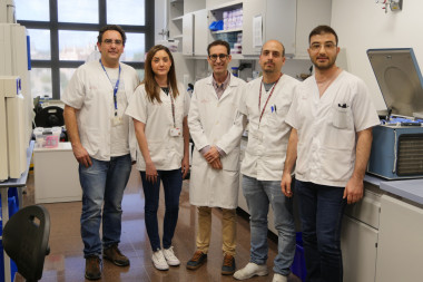 <p>En la imagen, los investigadores del estudio: Helios Martínez-Banaclocha, Pablo Pelegrín, Ana Tapia-Abellán, Diego Angosto-Bazarra y Helios Martínez-Banaclocha.<br>/ IMIB-Arrixaca</p>
