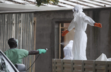 <p>Desinfección de personal sanitario en Monrovia (Liberia) durante el reciente brote de ébola. / EFE</p>