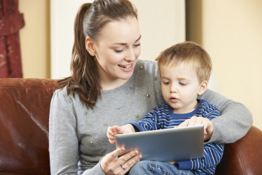 <p>Los niños menores de dos años ya son capaces de desbloquear las pantallas y con 25 meses buscan en los dispositivos sus aplicaciones de juego favoritas. / Fotolia</p>