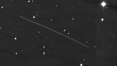 <p>Trayectoria del NEO 2015 TB145 (trazo en la imagen sobre el fondo de estrellas) la noche del 27 de octubre durante tres horas. Las observaciones fueron realizadas desde el Telescopio Isaac Newton (INT) ubicado en el Observatorio del Roque de los Muchachos (ORM), en la isla de La Palma. / Ovidio Vaduvescu/D. Padrón/IAC</p>